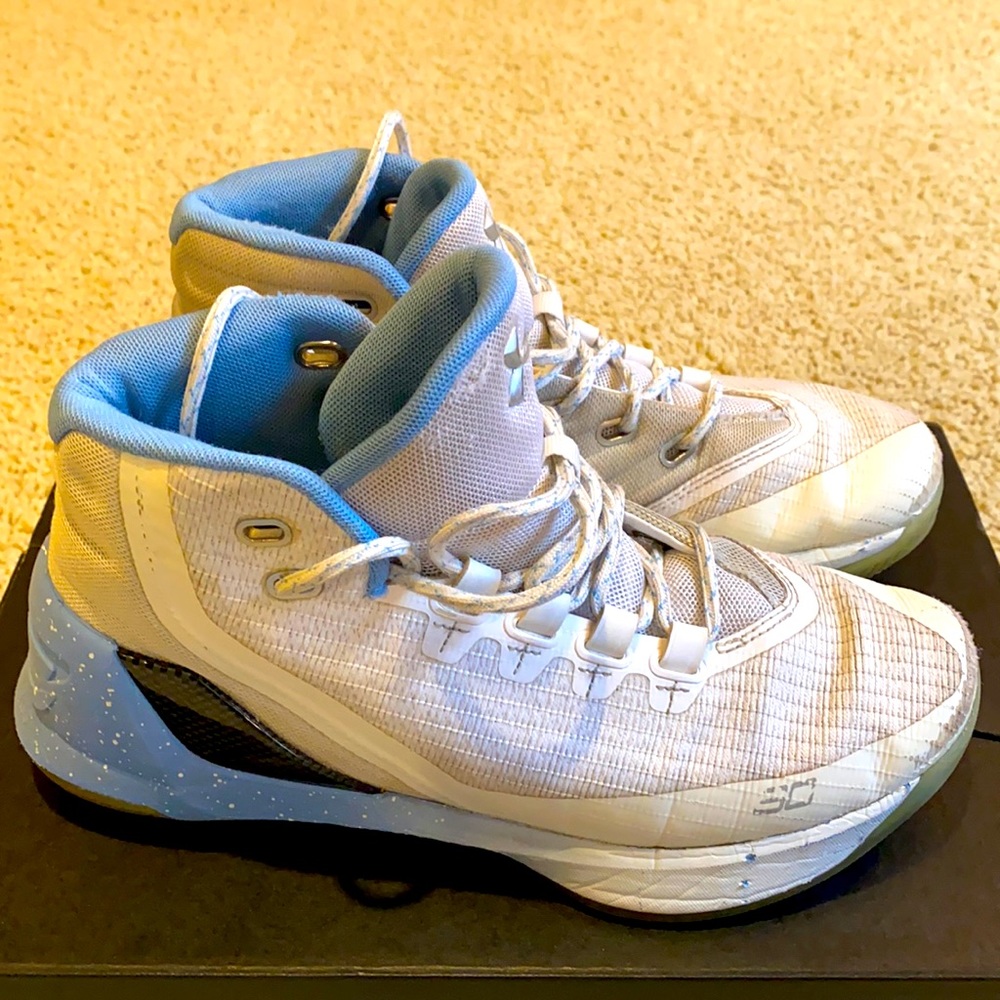 ✅Steph Curry (SC) UNDERARMOUR youth size 5 basketball sneakers.